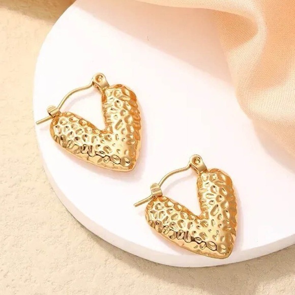 NEW💎18K Gold Plated Heart Hoop Earrings* - Picture 4 of 8